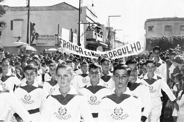 Através da nossa leitora e amiga Margarida, diretora do Museu Histórico José Chiachiri, mostramos hoje esta foto bem antiga de um desfile de aniversário da cidade, na praça Nossa Senhora da Conceição. A escola que passava desfilando era o Instituto de Edu